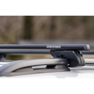 MENABO ΜΠΑΡΕΣ ΟΡΟΦΗΣ ΑΛΟΥΜΙΝΙΟΥ SHERMAN XL BLACK 135 cm ΣΕ ΜΑΥΡΟ ΧΡΩΜΑ ΓΙΑ Nissan Qashqai / Dualis (J10) 5 doors 2006>2014 ΜΕ RAISED RAILS (Παράλληλες Μπάρες με Κενό) - 2 ΤΕΜ. (12290/MB)